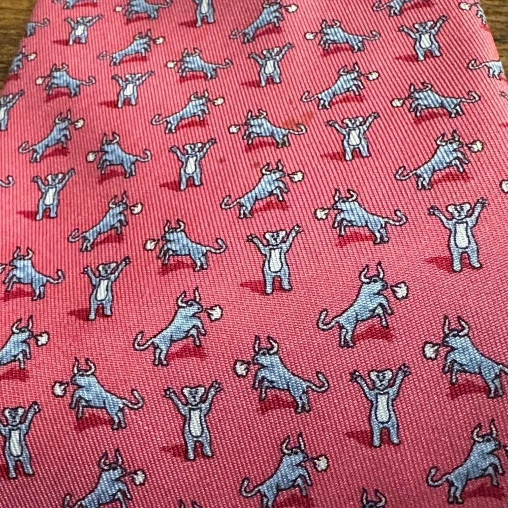 Vineyard Vines 100%silk bulls & bears necktie